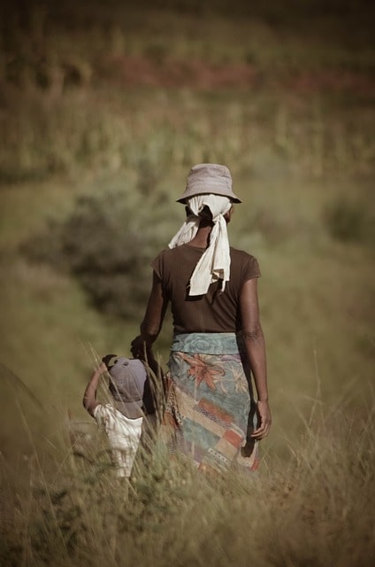 Madre e hijo migrantes