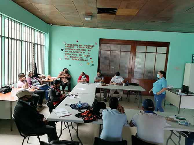 Grupo de personas en reunión